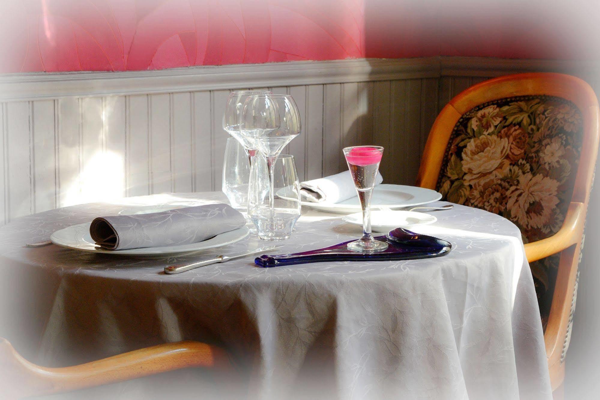 Logis Hotel Et Restaurant Du Dauphin Sées Buitenkant foto