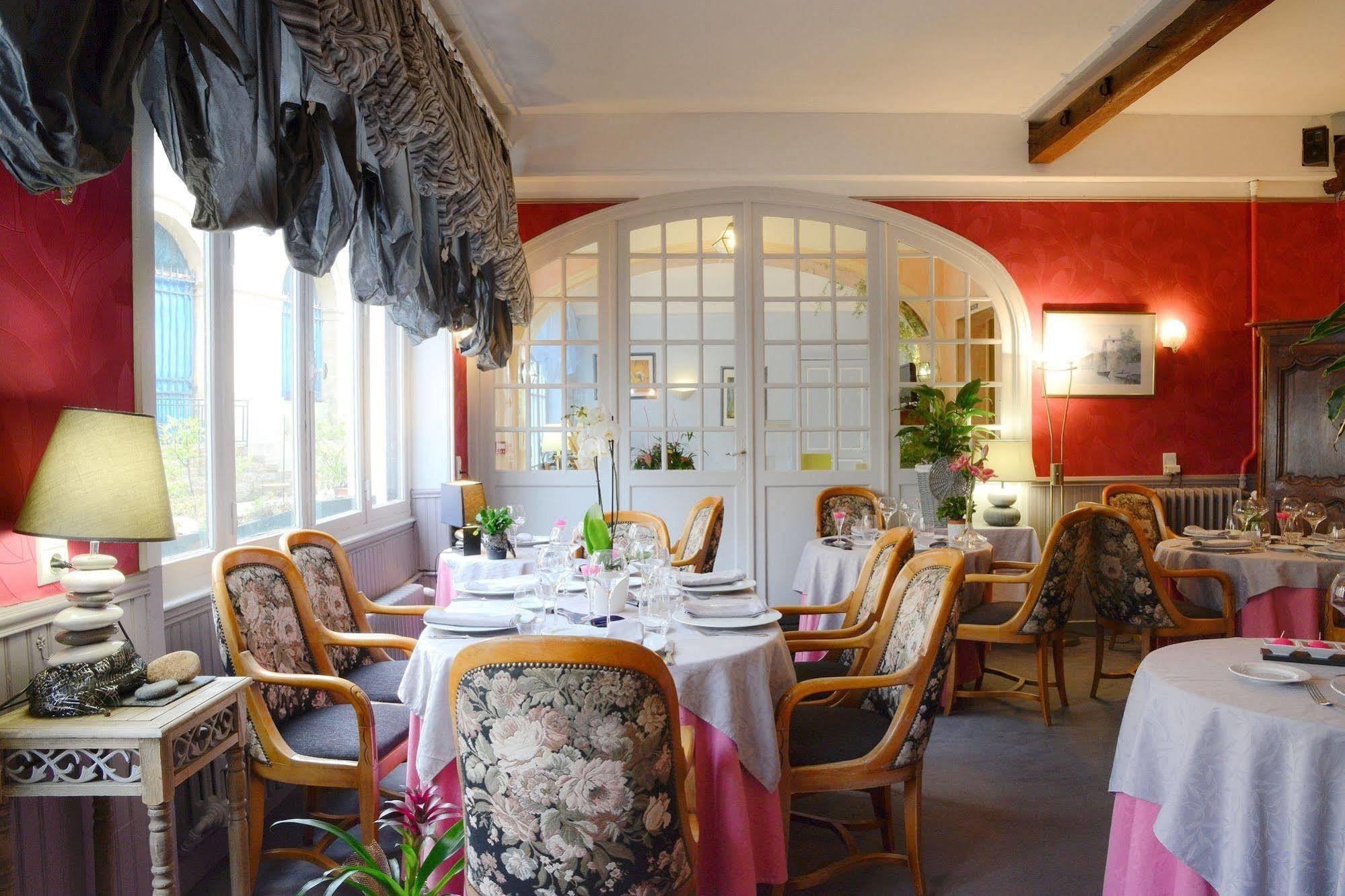 Logis Hotel Et Restaurant Du Dauphin Sées Buitenkant foto