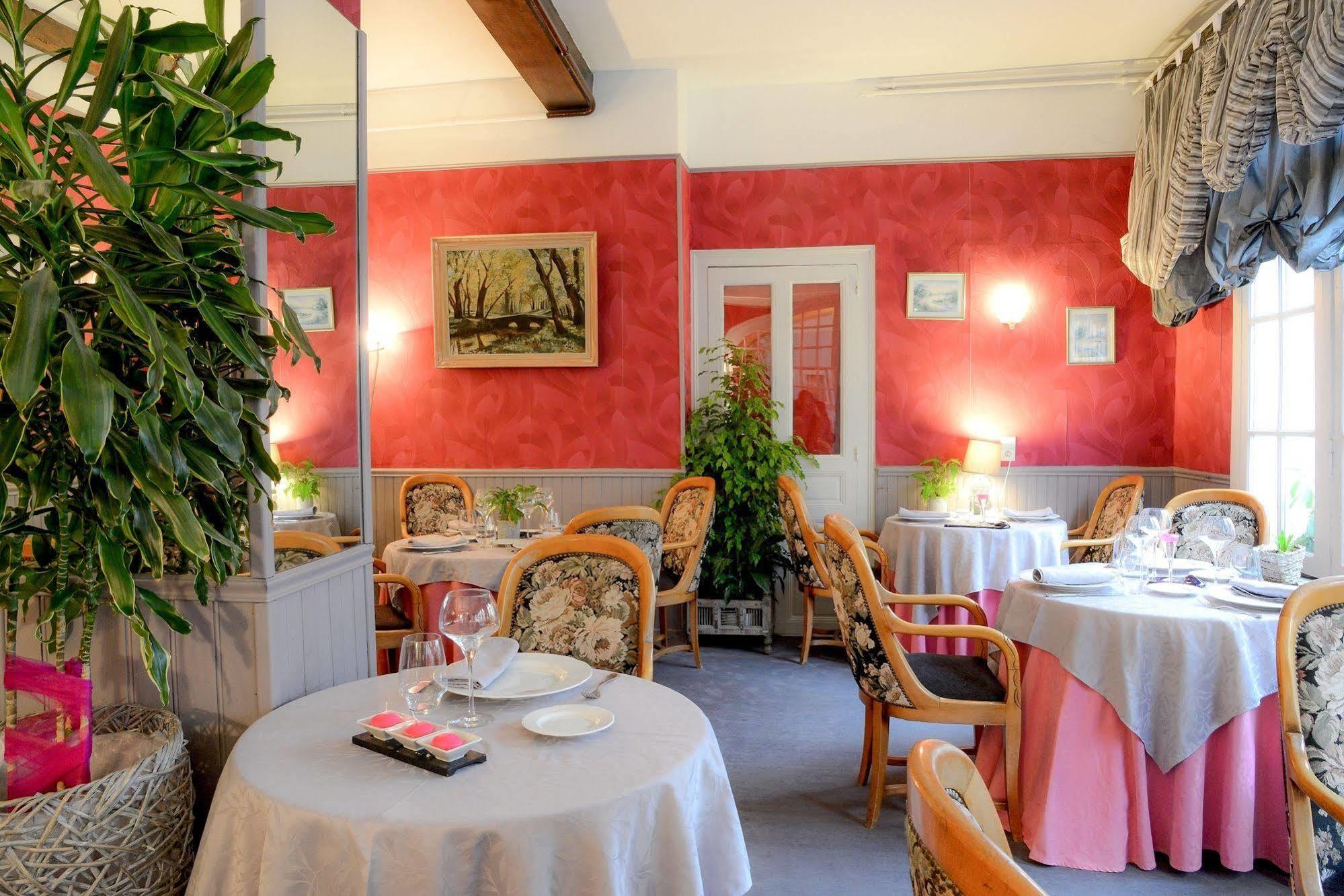 Logis Hotel Et Restaurant Du Dauphin Sées Buitenkant foto