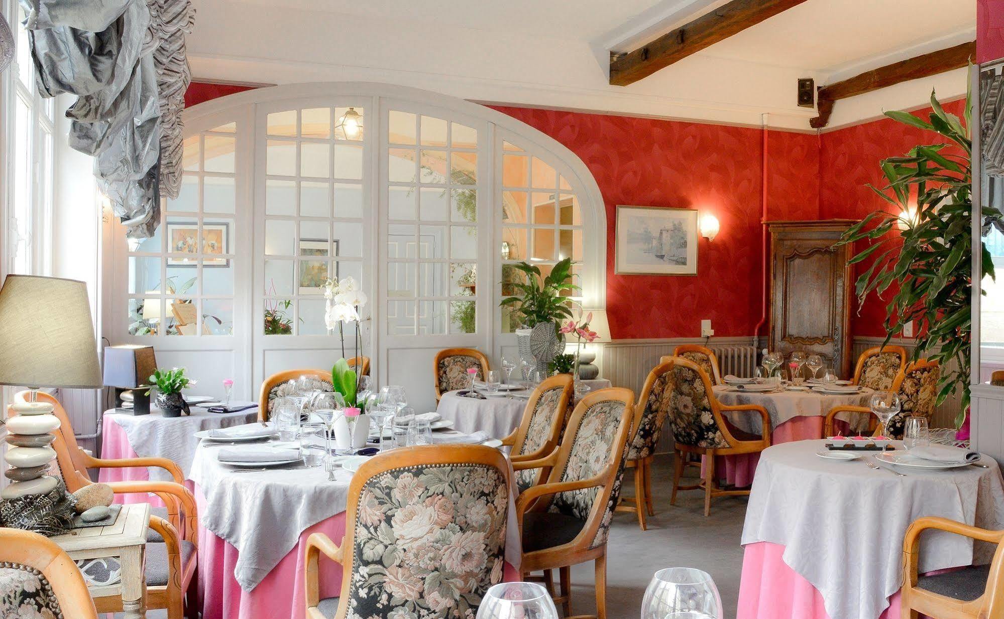 Logis Hotel Et Restaurant Du Dauphin Sées Buitenkant foto